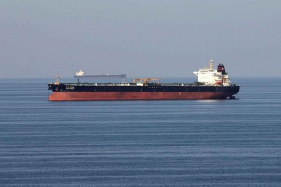 İran Devrim Muhafızları, Hürmüz Boğazı'nın güneyinde 2 petrol tankerini durdurdu
